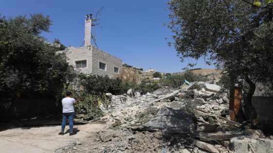 الاحتلال يهدم منزلا في سلوان ويجبر على هدم ثلاثة آخرين في جبل المكبر