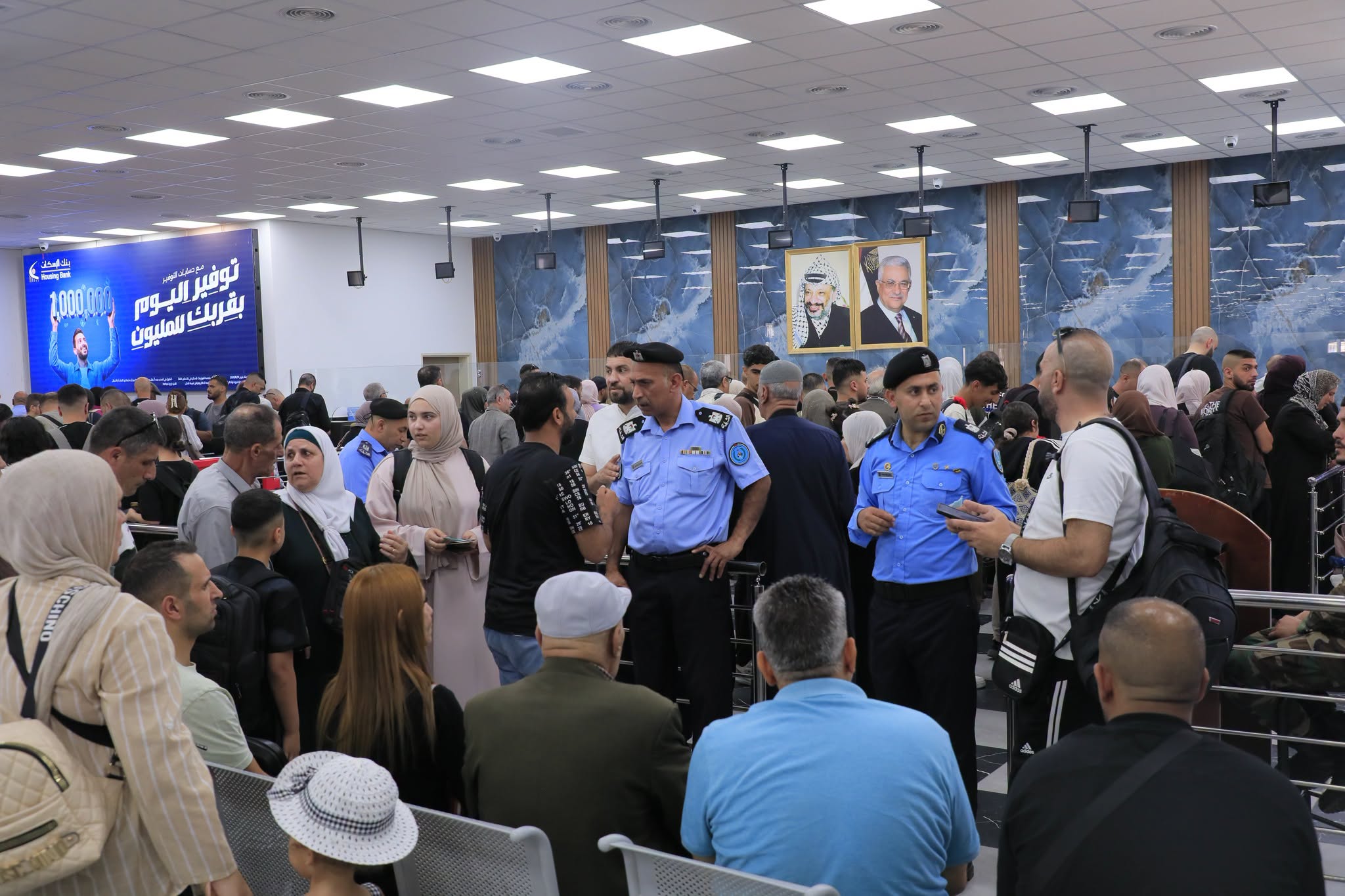 “المعابر والحدود”: حركة سفر نشطة على معبر الكرامة رغم التوقفات والتشويش