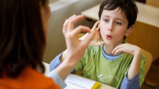 أخصائية: التدخل المبكر مفتاح علاج اضطرابات النطق واللغة لدى الأطفال