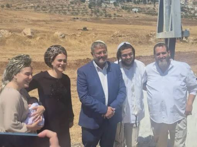المتطرف بن غفير يقتحم المغير شمال شرق رام الله