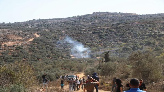 مستعمرون يخربون أراضي المواطنين بالجبعة والاحتلال ينصب حاجزا في بيت جالا
