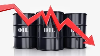 النفط يتخلى عن مكاسبه المبكرة ويهبط بأكثر من 1.5%